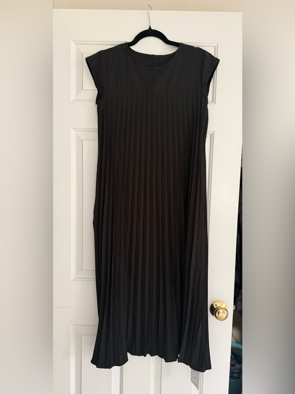 Women's Black Pleated Midi Dress with Cap Sleeves